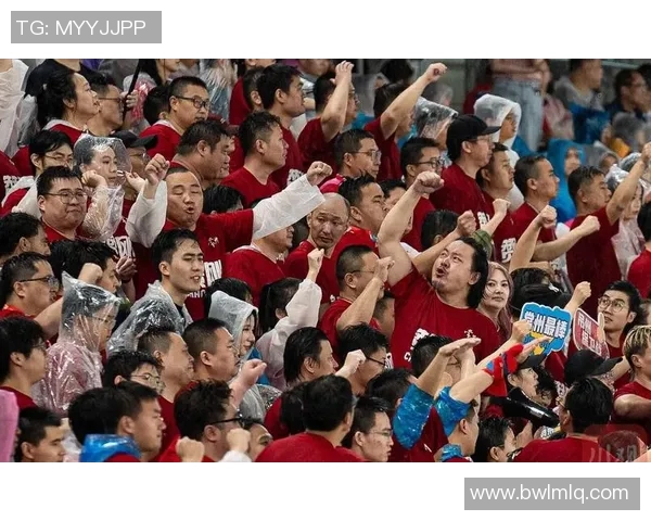 成都足球明星意外献唱引发热议视频记录精彩瞬间与球迷互动